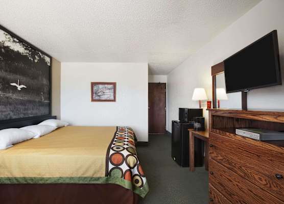 Super 8 by Wyndham Bowling Green 1