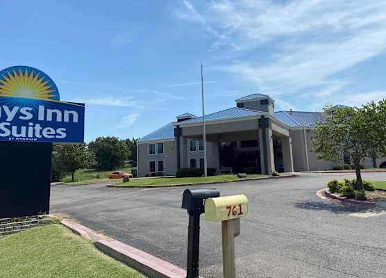 Days Inn & Suites by Wyndham Tahlequah 1