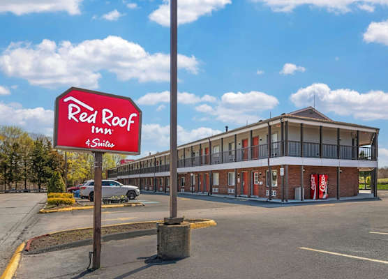 Red Roof Inn & Suites Swansea 1