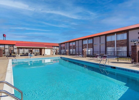 Ramada by Wyndham Bowling Green 1