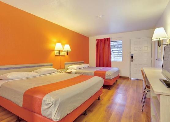 Super 8 by Wyndham Santa Rosa North 1