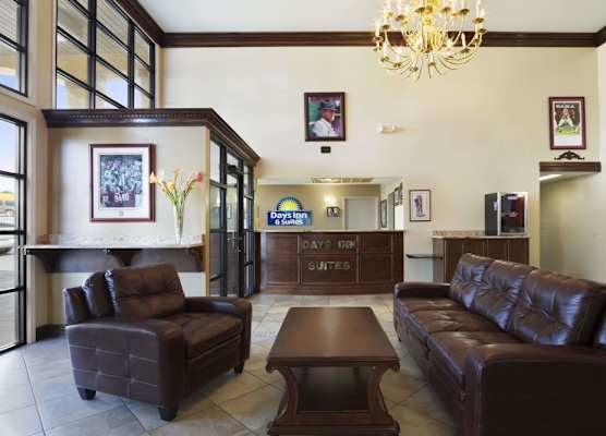 Days Inn & Suites by Wyndham Tuscaloosa - Univ. of Alabama 1