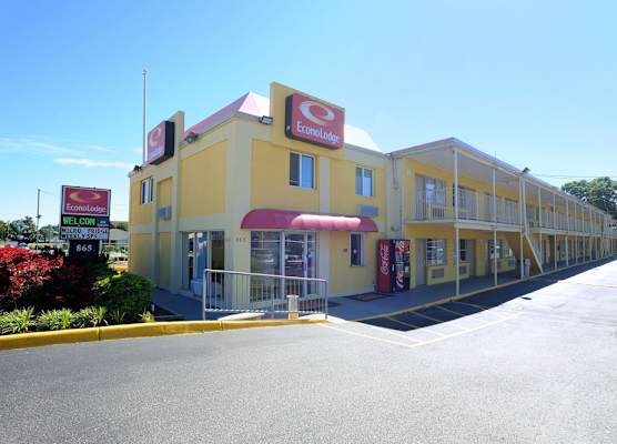Econo Lodge at Military Circle 1