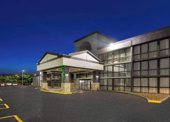 Wingate by Wyndham Kansas City 1