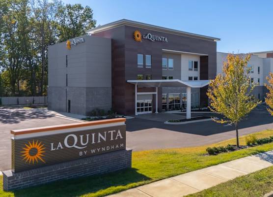 La Quinta Inn & Suites by Wyndham Olive Branch 1