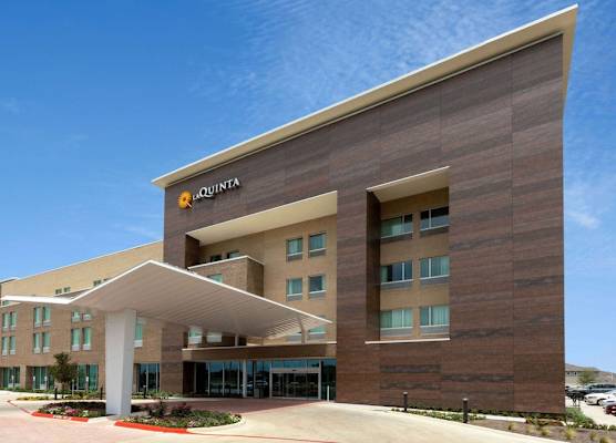La Quinta Inn & Suites by Wyndham Round Rock near Kalahari 1