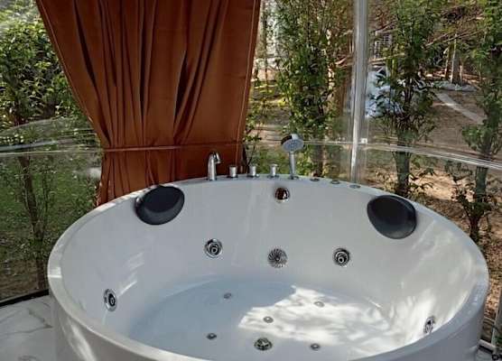 V20 Boutique Jacuzzi Hotel 1