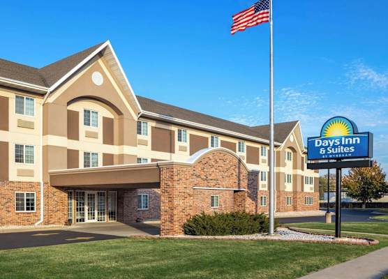 Days Inn & Suites by Wyndham Green Bay WI. 1