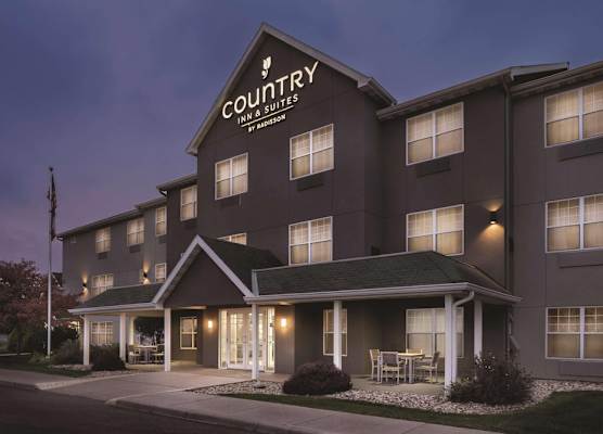 Country Inn & Suites by Radisson, Waterloo, IA 1