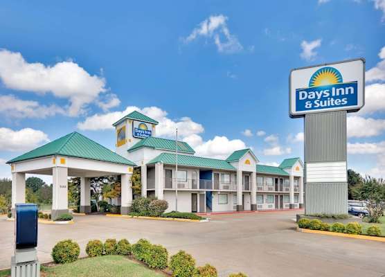 Days Inn & Suites by Wyndham Bentonville 1