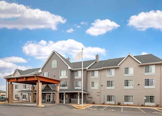 Country Inn & Suites by Radisson, West Bend, WI 1