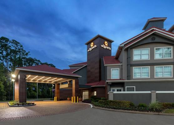 La Quinta Inn & Suites by Wyndham Houston Bush IAH South 1