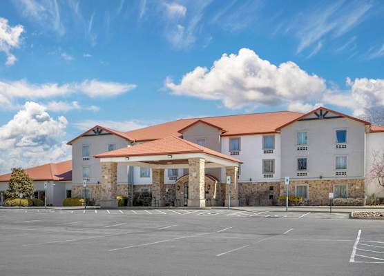 Quality Inn & Suites Monterey I-40 1