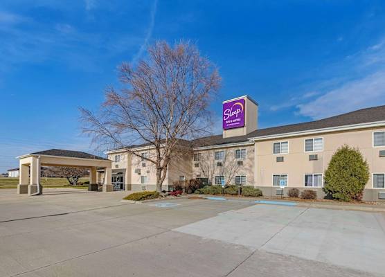 Sleep Inn & Suites Charles City 1