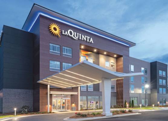 La Quinta Inn & Suites by Wyndham Opelika Auburn 1
