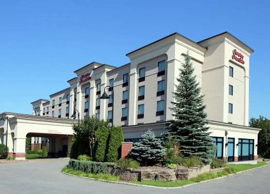 Hampton Inn & Suites by Hilton Laval 1