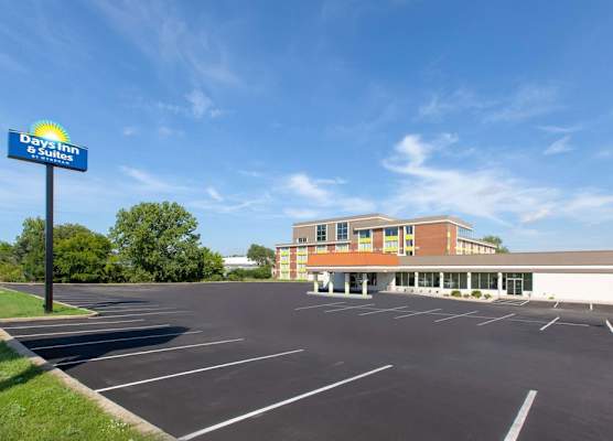 Days Inn & Suites by Wyndham Grand Rapids Near Downtown 1