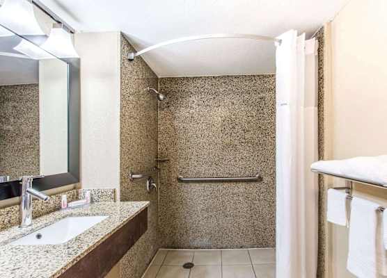 Days Inn by Wyndham Fort Lauderdale Apt Cruise Prt 1