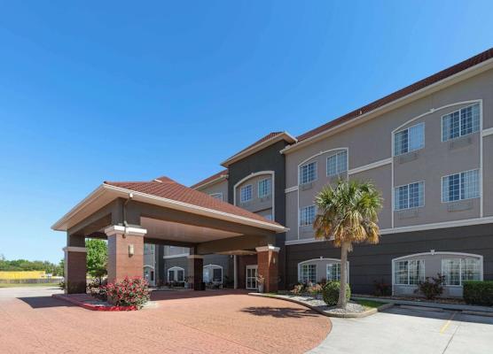 La Quinta by Wyndham Deer Park 1