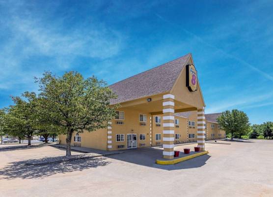 Super 8 by Wyndham De Soto 1