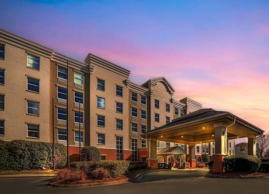 Comfort Suites near Birkdale Village- Huntersville 1