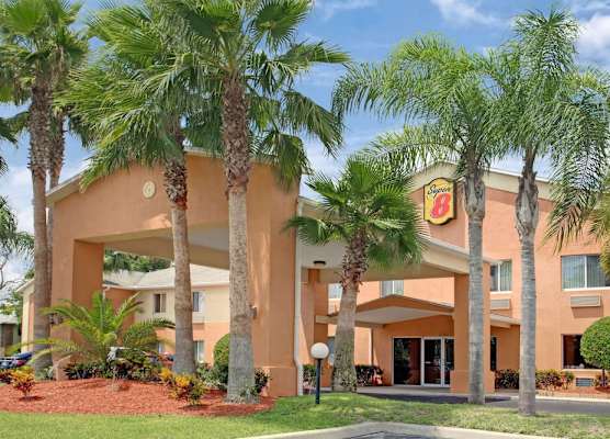 Super 8 by Wyndham Daytona Beach 1