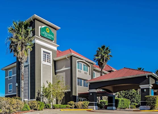 La Quinta Inn & Suites by Wyndham Corpus Christi Northwest 1