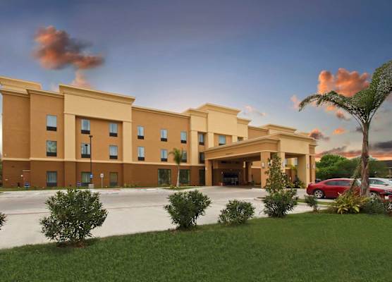 Hampton Inn Beeville 1