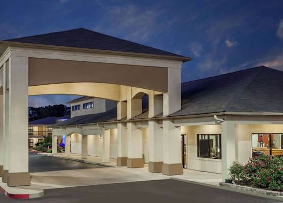 Days Inn & Suites by Wyndham Huntsville 1