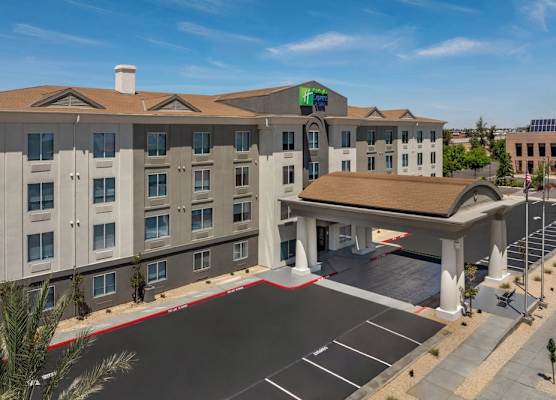 Holiday Inn Express & Suites FRESNO (RIVER PARK) HWY 41 by IHG 1