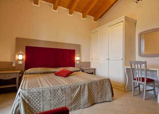 Garda Hill Boutique Apartments with Panoramic Pools e Agriturismo 1