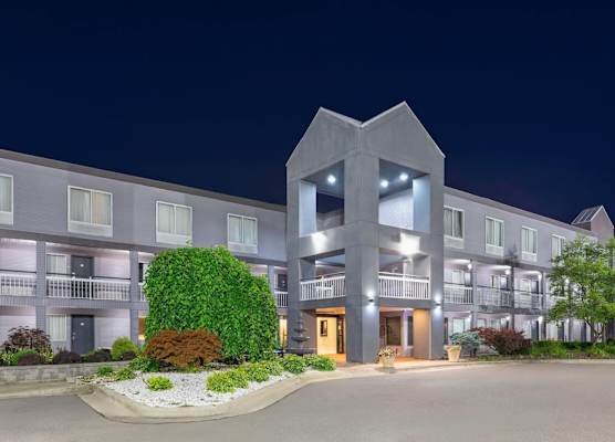 Howard Johnson by Wyndham Romulus Detroit Metro Airport 1
