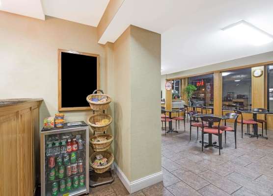Howard Johnson by Wyndham Rocky Hill 1