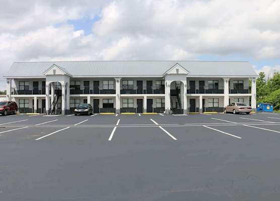 Travelodge by Wyndham Calhoun South I-75 1