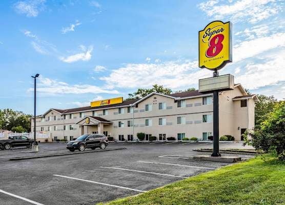 Super 8 by Wyndham Independence Kansas City 1