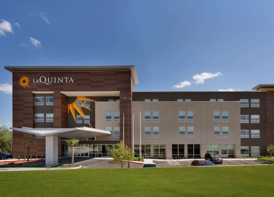 La Quinta Inn & Suites by Wyndham San Antonio Seaworld LAFB 1