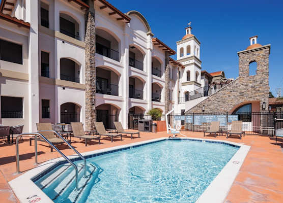La Quinta Inn & Suites by Wyndham Santa Cruz 1