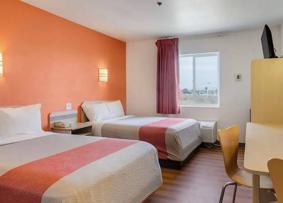 Howard Johnson by Wyndham Lemoore Near Naval Air Station 1