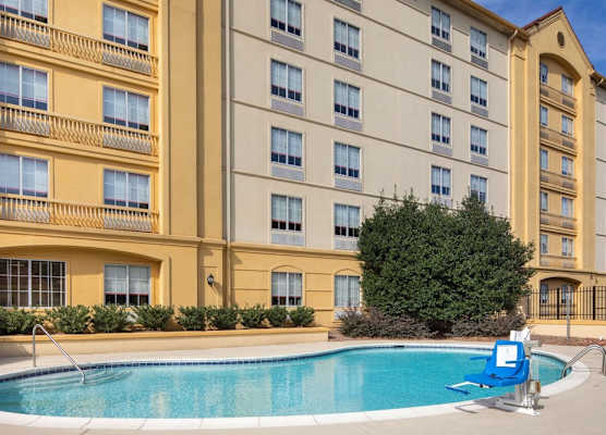La Quinta Inn & Suites by Wyndham Atlanta Ballpark/Galleria 1