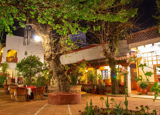 Hotel y Restaurant Embajadoras 1