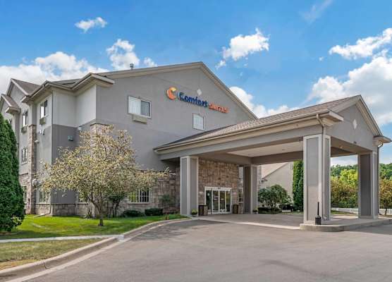 Comfort Suites Lake Geneva East 1