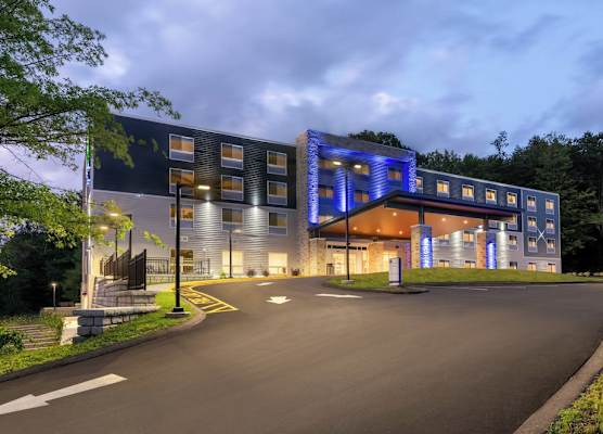 Holiday Inn Express & Suites Pittsfield-Lenox-Berkshires by IHG 1
