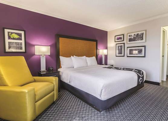 La Quinta Inn & Suites by Wyndham Cleveland - Airport North 1