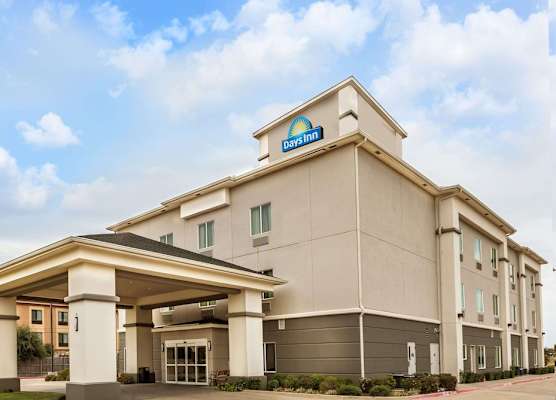 Days Inn & Suites by Wyndham Mineral Wells 1