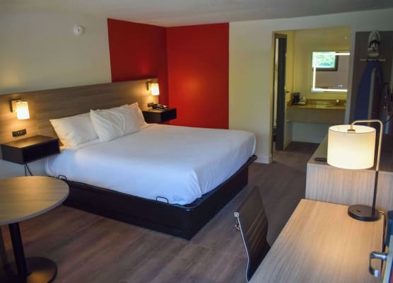 Ramada by Wyndham Cleveland Airport West 1