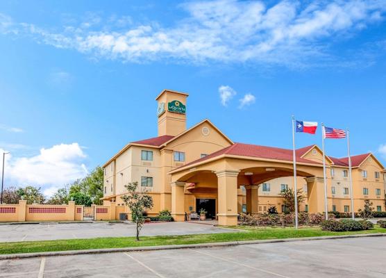 La Quinta Inn & Suites by Wyndham Pasadena 1