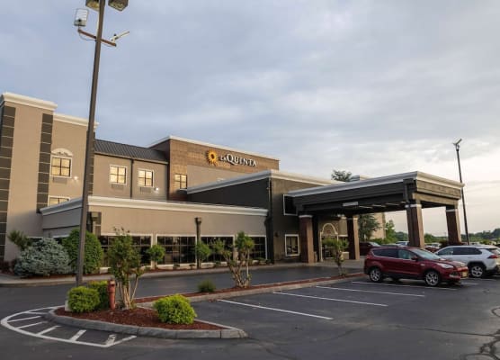 La Quinta Inn & Suites by Wyndham Knoxville East 1