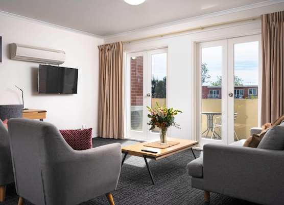 MainStay Suites Kew 1