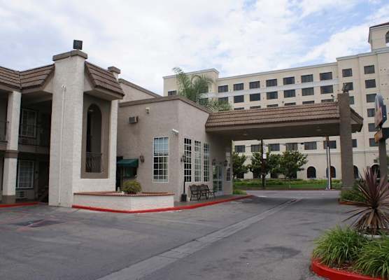 Queens Inn Anaheim 1