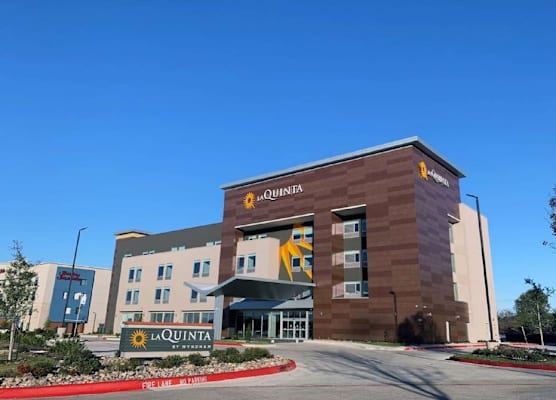 La Quinta Inn & Suites by Wyndham Dallas/Fairpark 1